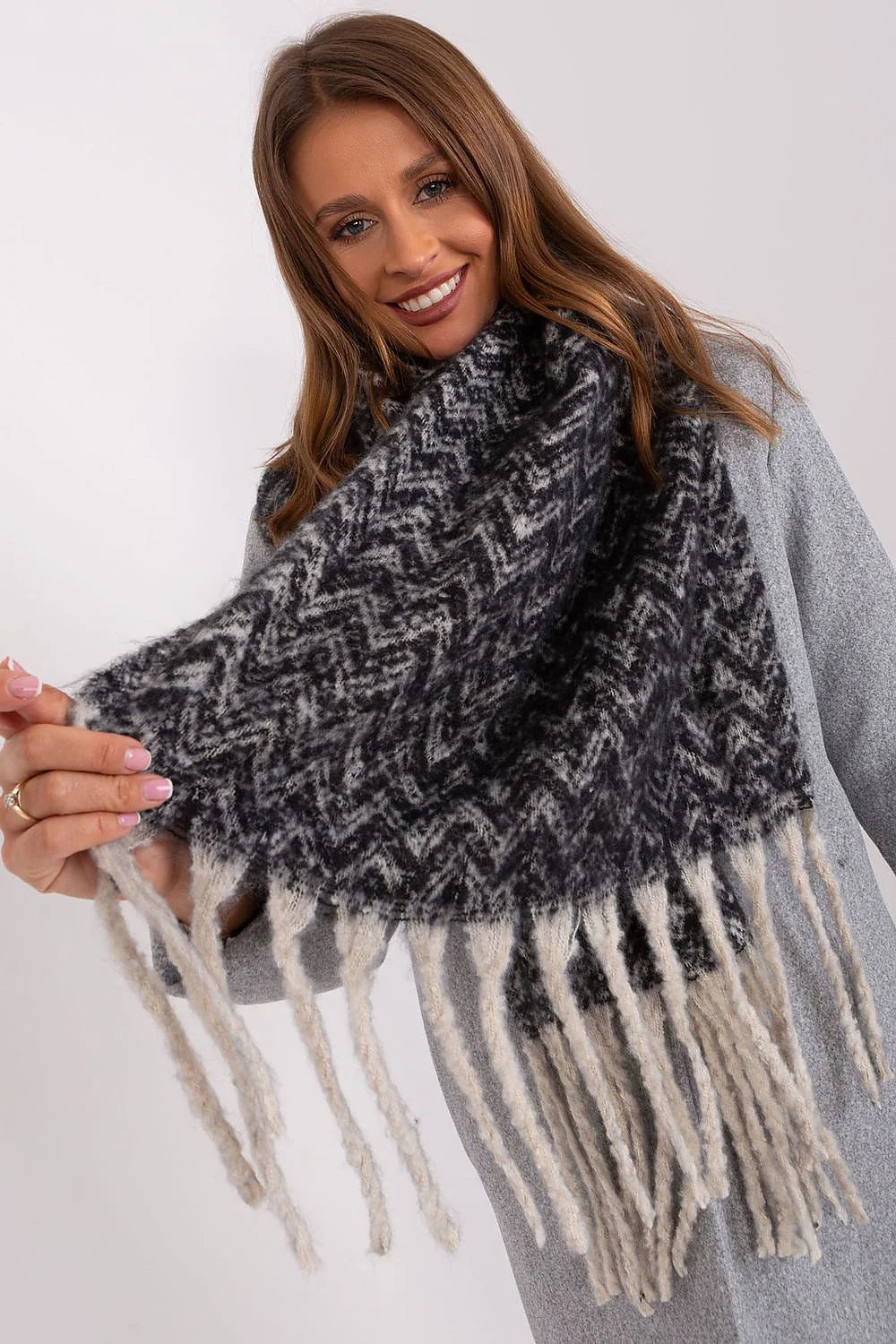 Écharpe pour femme en laine mélange motif chevrons gris foncé et noir franges crème longueur généreuse accessoire mode automne hiver