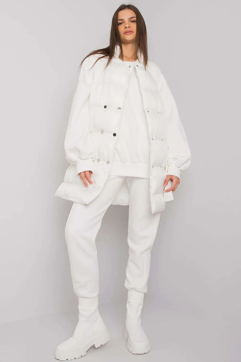 Ensemble féminin moderne et stylé avec gilet matelassé, sweat-shirt et pantalon de jogging beige