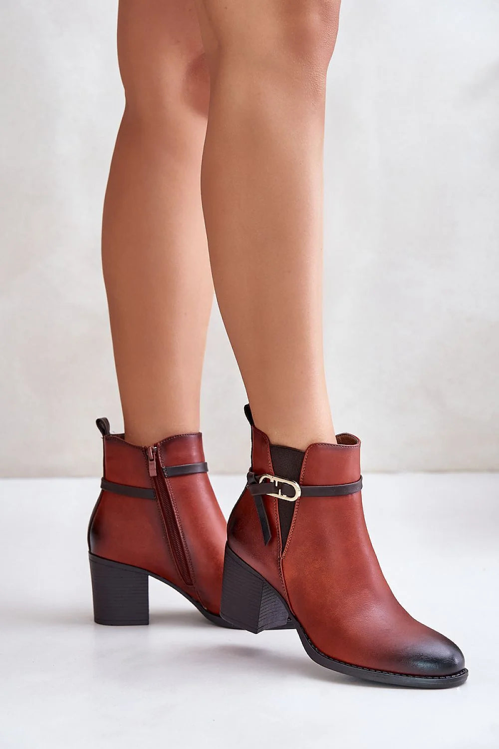 Bottines femmes design élégant moderne cuir marron rougeâtre talons carrés fermeture éclair détails métalliques