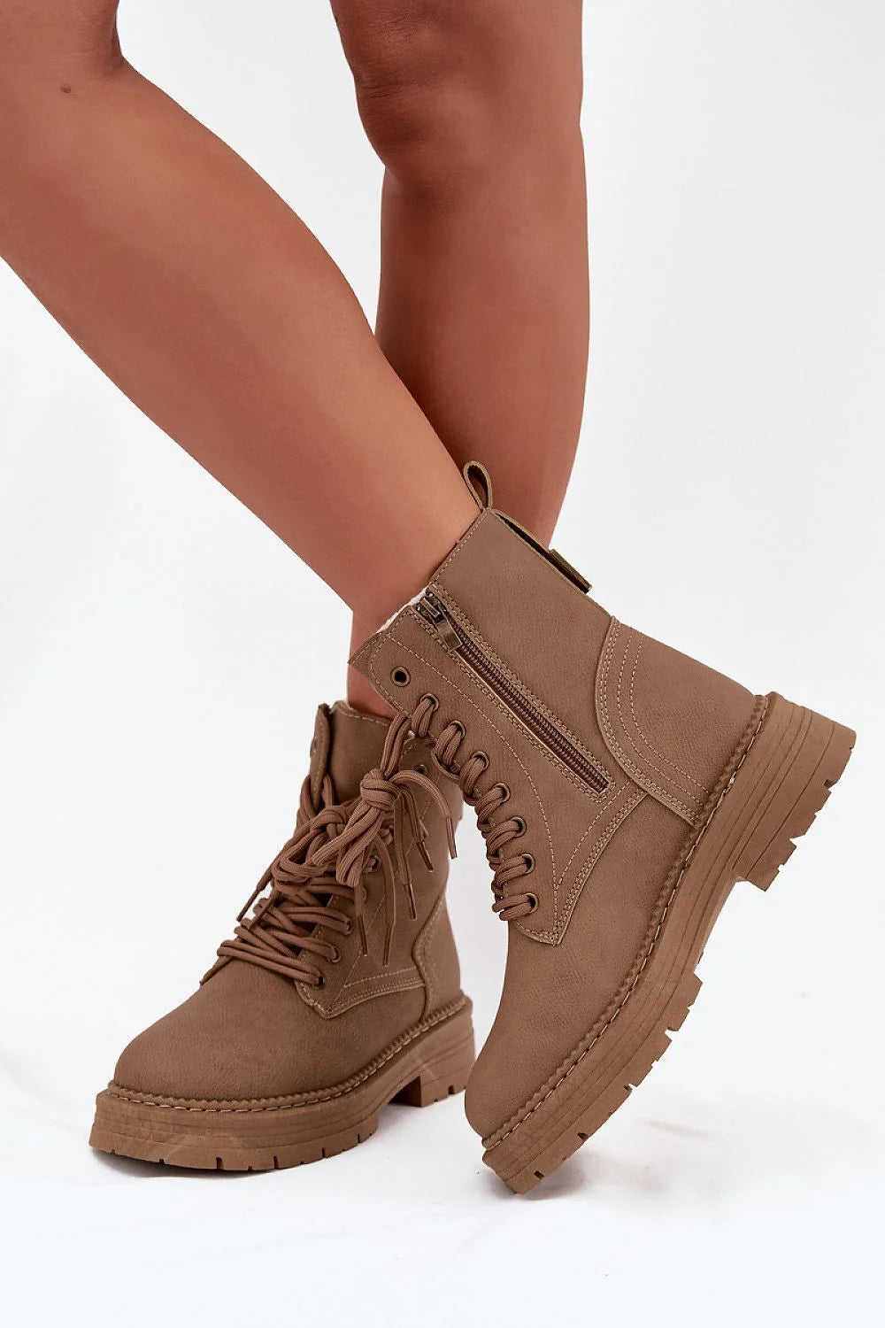 bottines rangers femme cheville suédine synthétique taupe bout rond semelle crantée épaisse adhérence robuste fermeture lacets zip latéral
