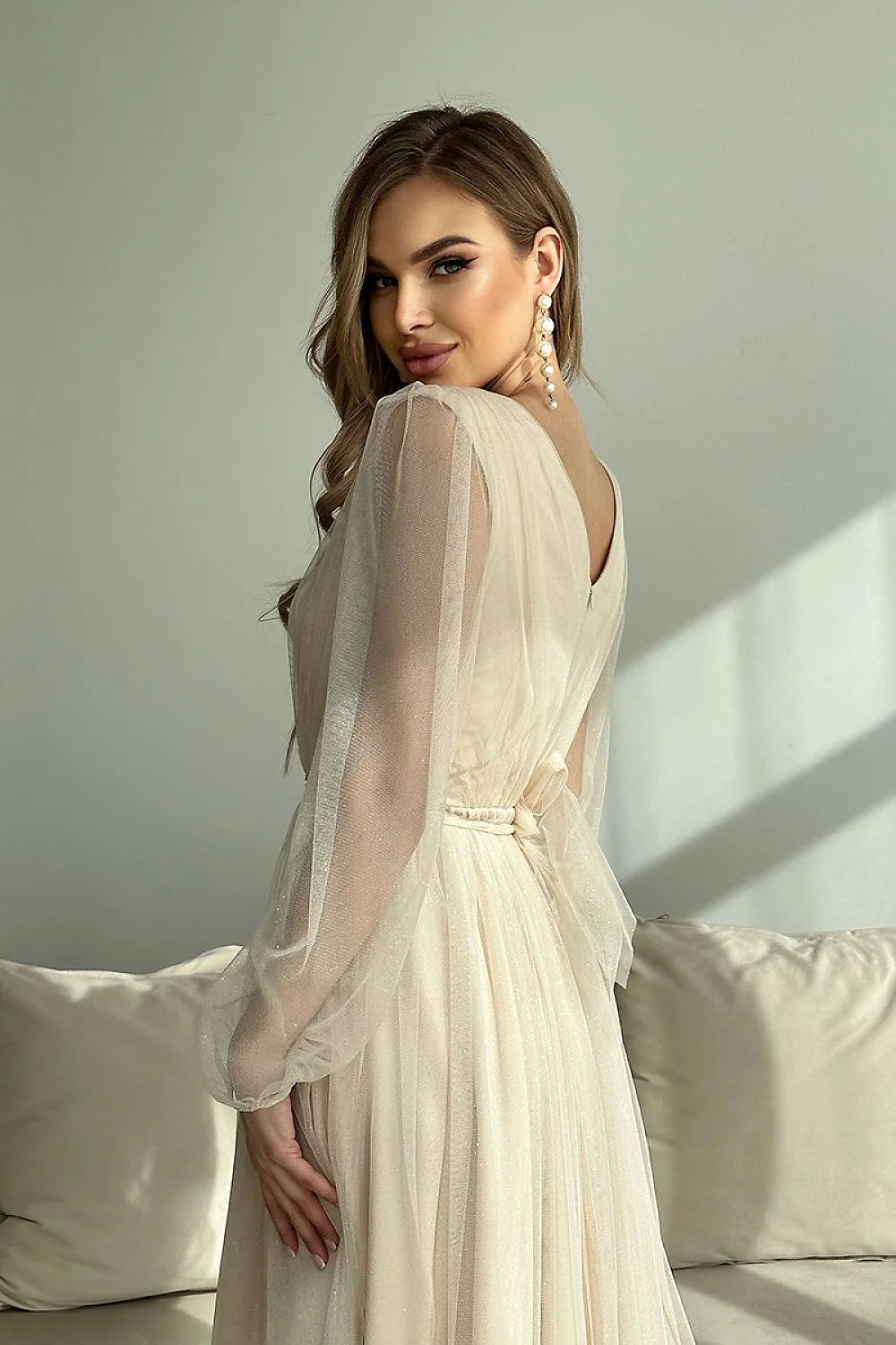 Robe de soirée élégante longue manches longues dos nu sérapés beige clair polyester viscose