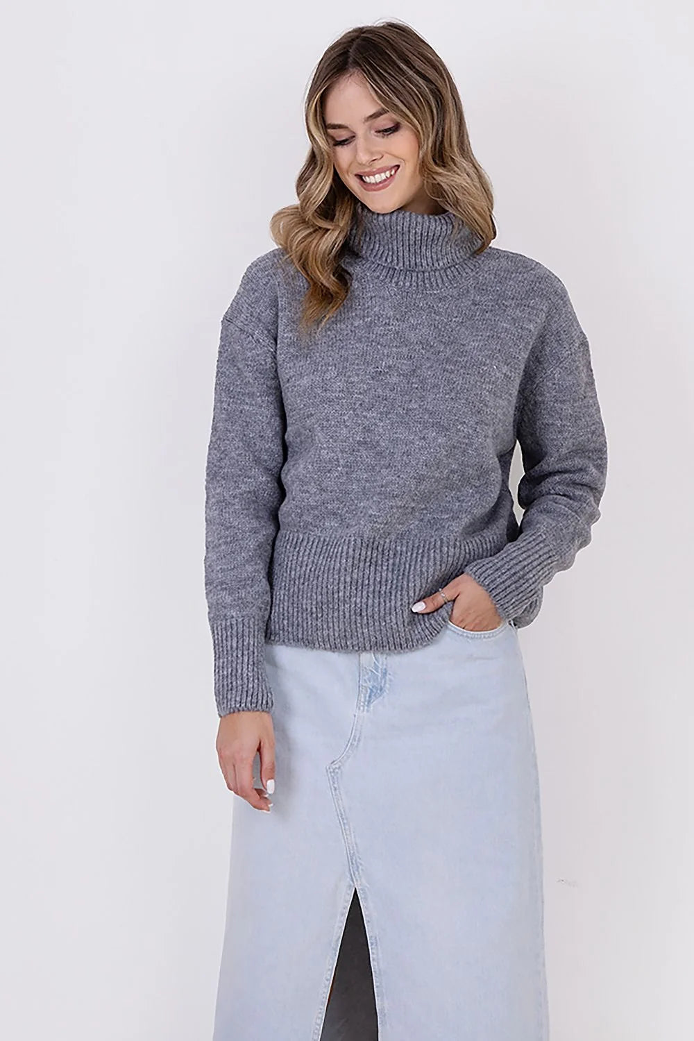 Pull col roulé classique pour femme, tricot maille, gris chiné, coupe ajustée, manches longues, finitions côtelées, idéal pour quotidien ou soirées décontractées