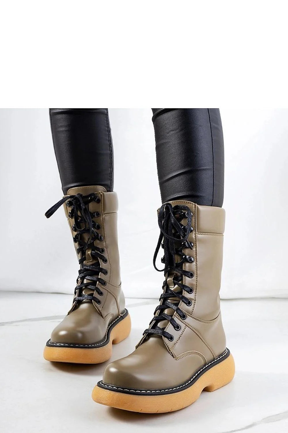 Bottes pour femmes design moderne robuste inspiration militaire style rock rangers Redel cuir écologique semelle épaisse non doublée usage urbain quotidien