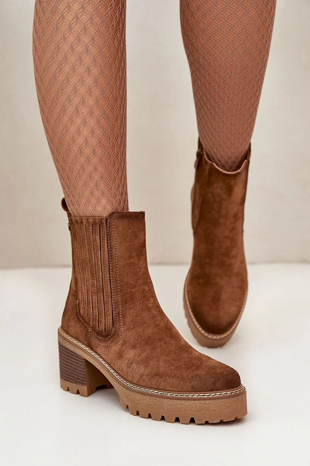 Bottines pour femmes en cuir suédé marron, style automne-hiver, talon bloc 5 cm, fermeture éclair, goussets élastiqués, design élégant et moderne, look sophistiqué et décontracté, idéales pour la ville ou les sorties