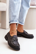 Chaussures basses pour femmes en cuir naturel noir, style classique élégant, détails métalliques, chaîne dorée, talon 3.5 cm, cuisse 5.5 cm, idéales pour tenues décontractées et habillées