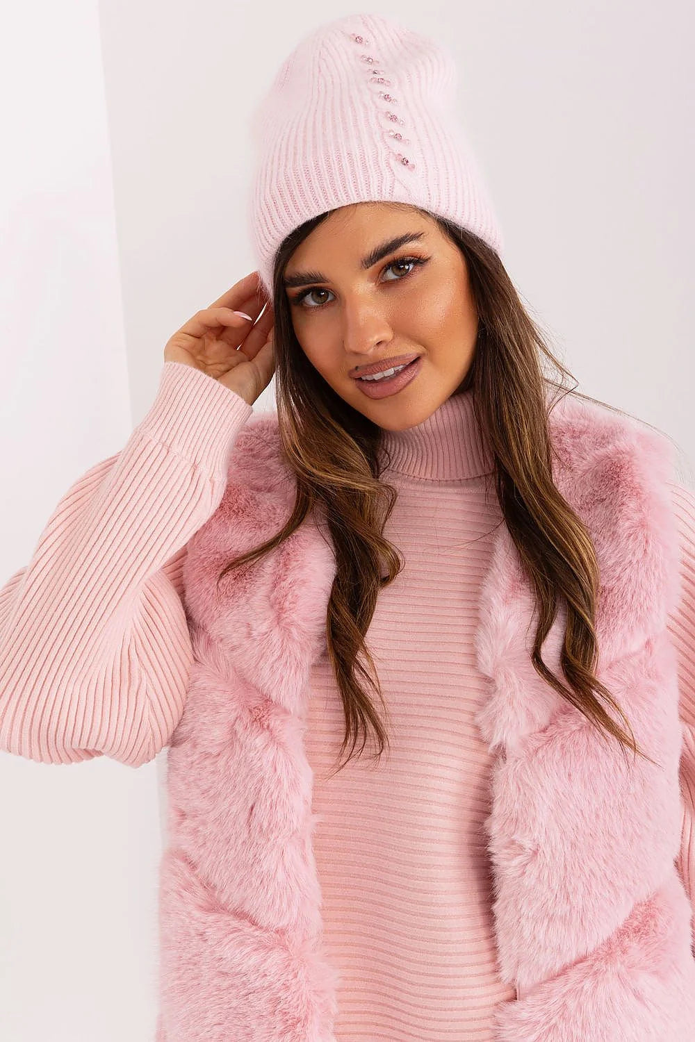 Ensemble hiver féminin complet bonnet pull gilet fourrure synthétique rose pâle texture douce matelassage confort