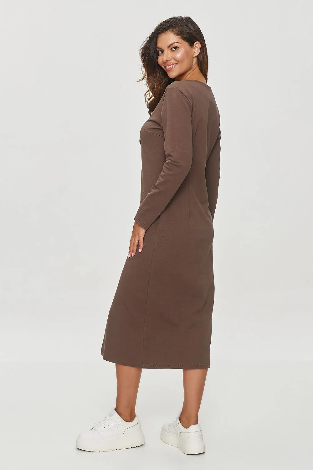 Robe Makadamia élégante en molleton manches longues encolure V coupe ajustée couleur marron femmes occasion quotidienne