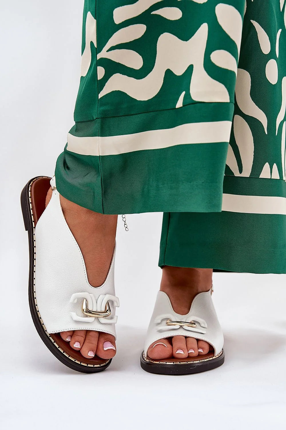 Sandales ouvertes femmes cuir blanc moderne métal doré talon plat ajustable été