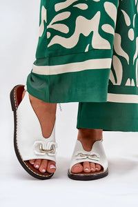 sandales ouvertes femmes cuir blanc écologique grainé mors doré semelle noire coutures visibles talon plat bride réglable boucle confortable estivale