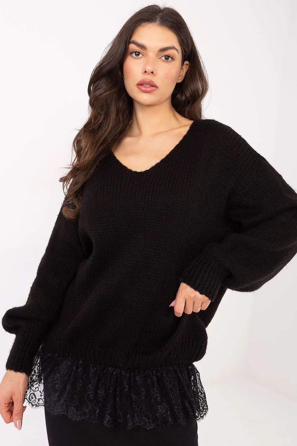 pull femme maille noire col V oversize manches bouffantes poignets côtelés ourlet dentelle froncée longueur hanches doux mohair léger
