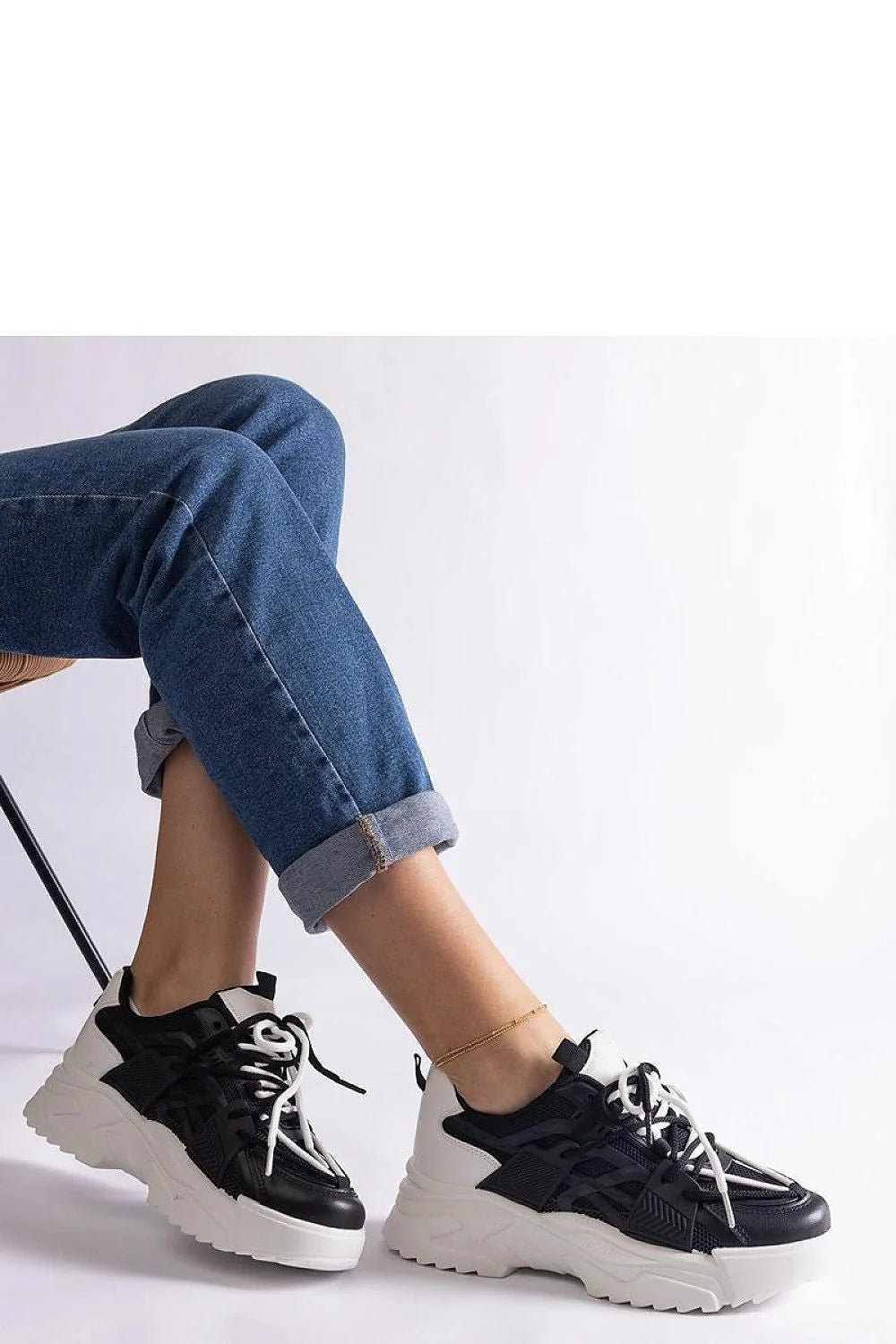 Baskets femmes design moderne urbain style casual noir blanc cuir synthétique mesh semelle épaisse lacets blancs confort durabilité
