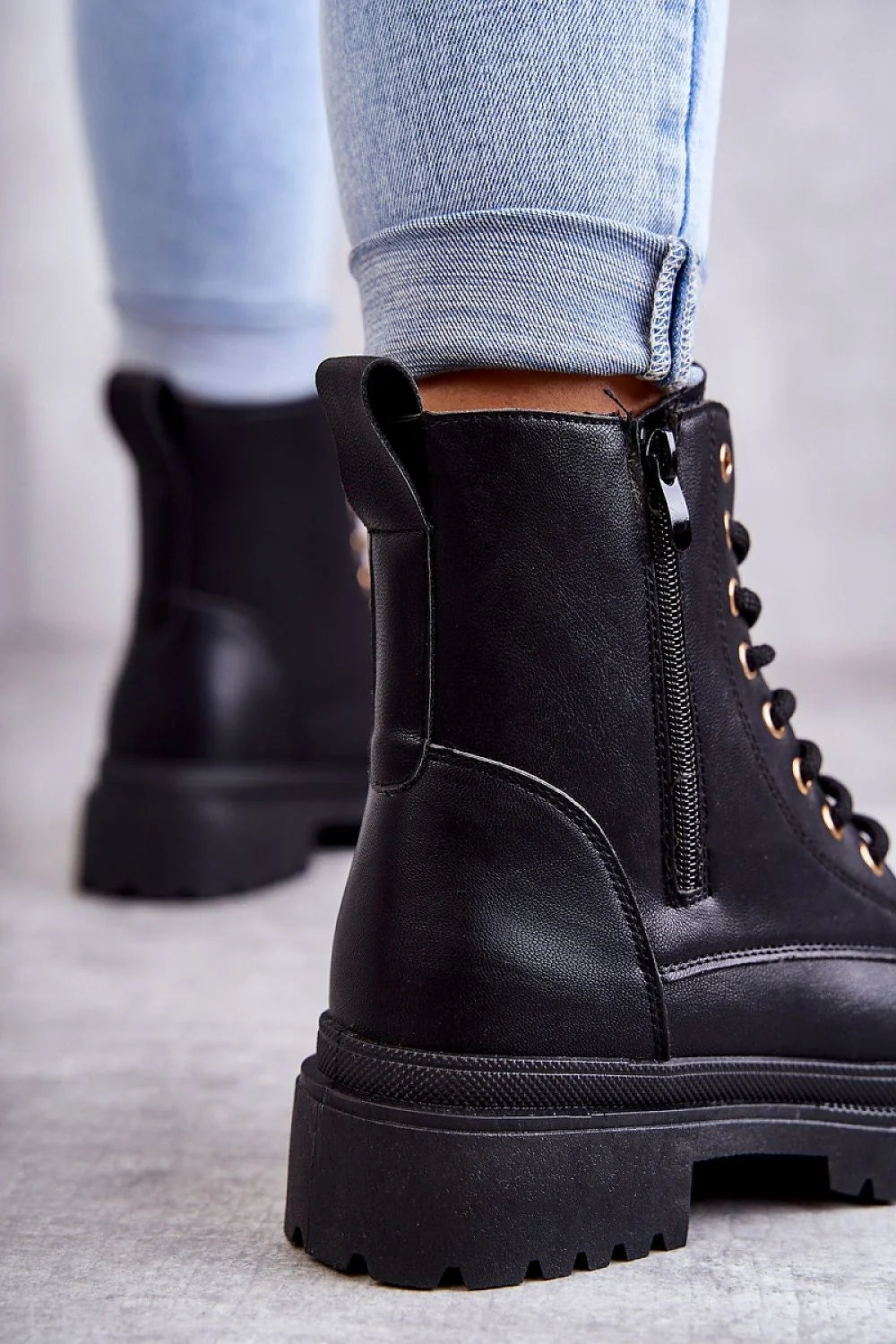 Bottines femmes cuir synthétique moderne urbain intemporel noir fermeture éclair lacing talon plat semelle crantée comfort style décontracté