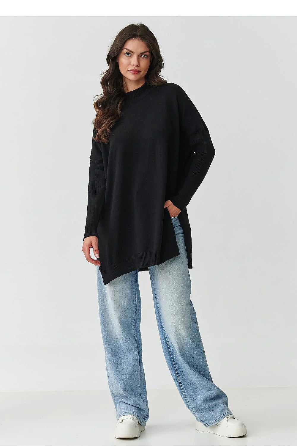 pull oversize femme viscose majoritaire maille douce col roulé côtelé manches tombantes ourlet long couvrant hanches fentes latérales noir confortable