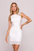 robe soirée élégante blanche sans manches fourreau courte moulante ajustée dentelle côtés empiècements transparents florale ourlet festonné taille marquée