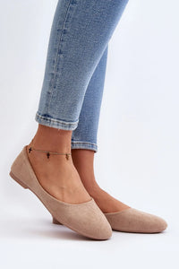ballerines féminines élégantes minimalistes suédine beige confortables semelle intérieure cuir naturel douce veloutée bout rond coupe basse silhouette épurée raffinée