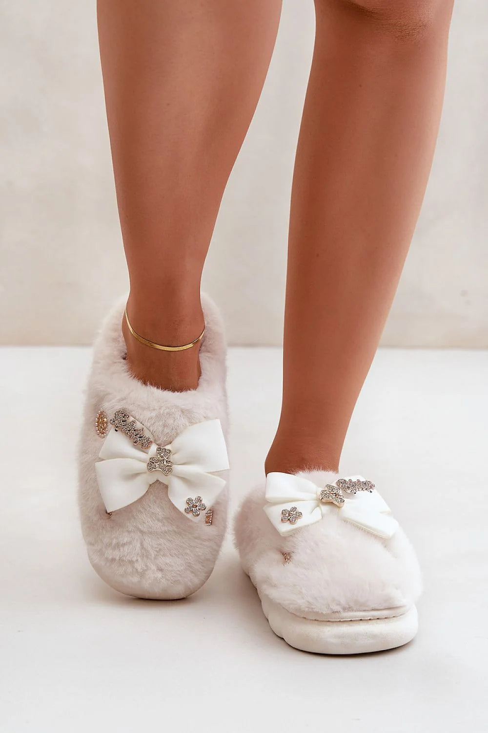 pantoufles mules féminines fausse fourrure ivoire douces moelleuses doublure rembourrée semelle épaisse antidérapante nœud satin blanc strass dorés chic sophistiquées