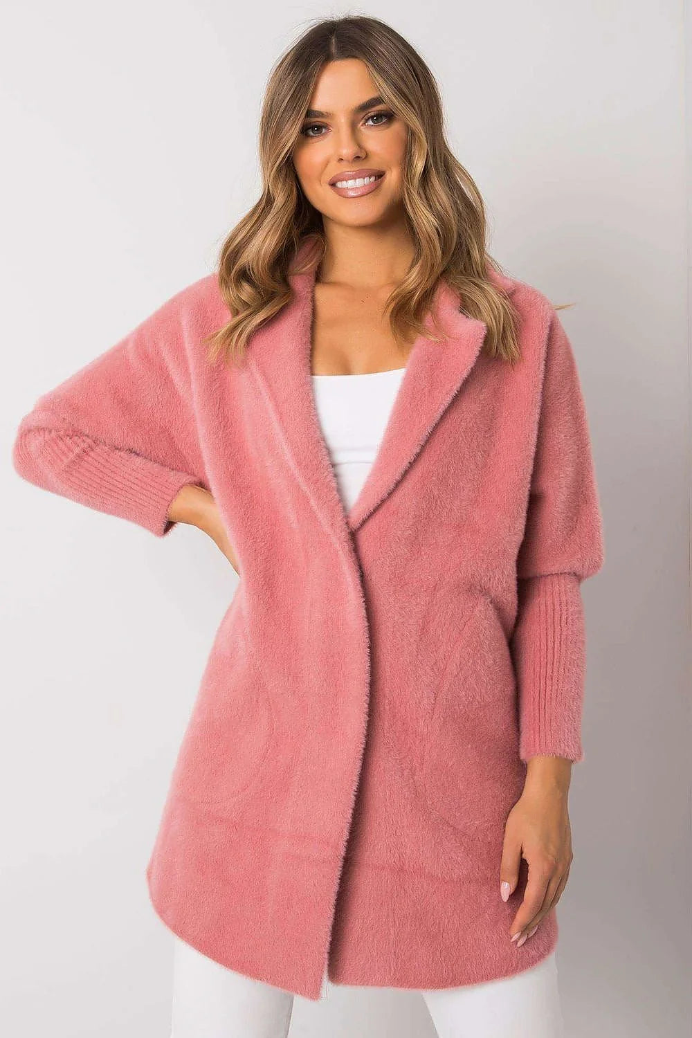 Manteau pour femme style moderne élégant longueur mi-cuisse coupe droite col à revers matelassage doux couleur rose poudré matière douce