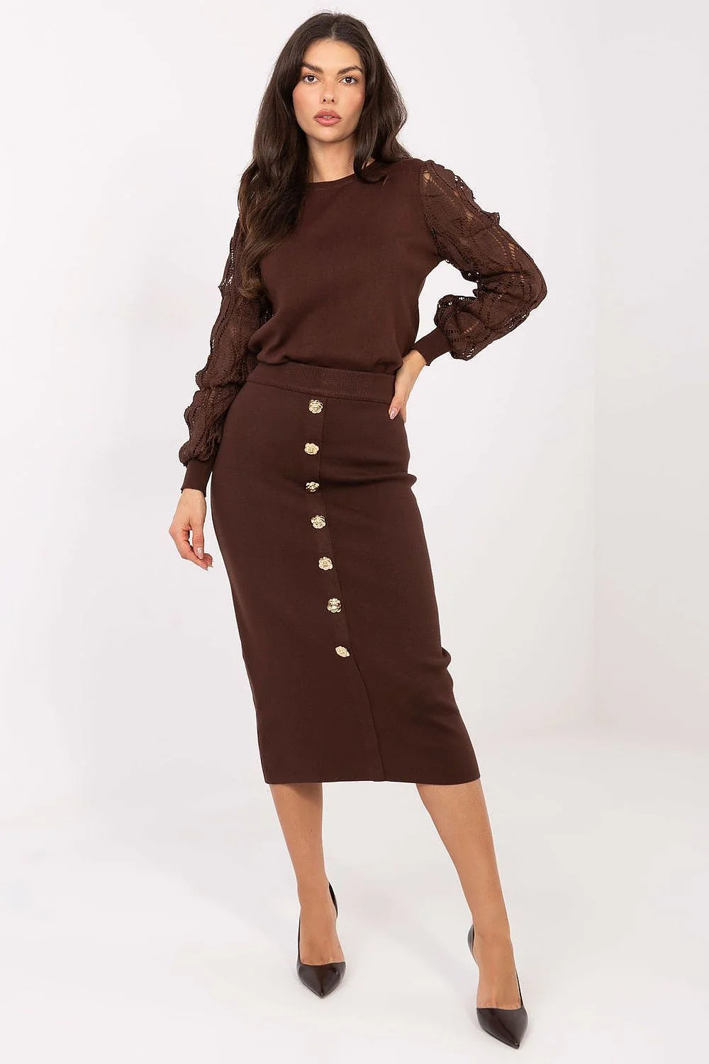 pull femme maille chocolat col rond manches ballon ajourées crochet détails dorés boutons ourlets côtelés finition stretch silhouette ajustée élégante