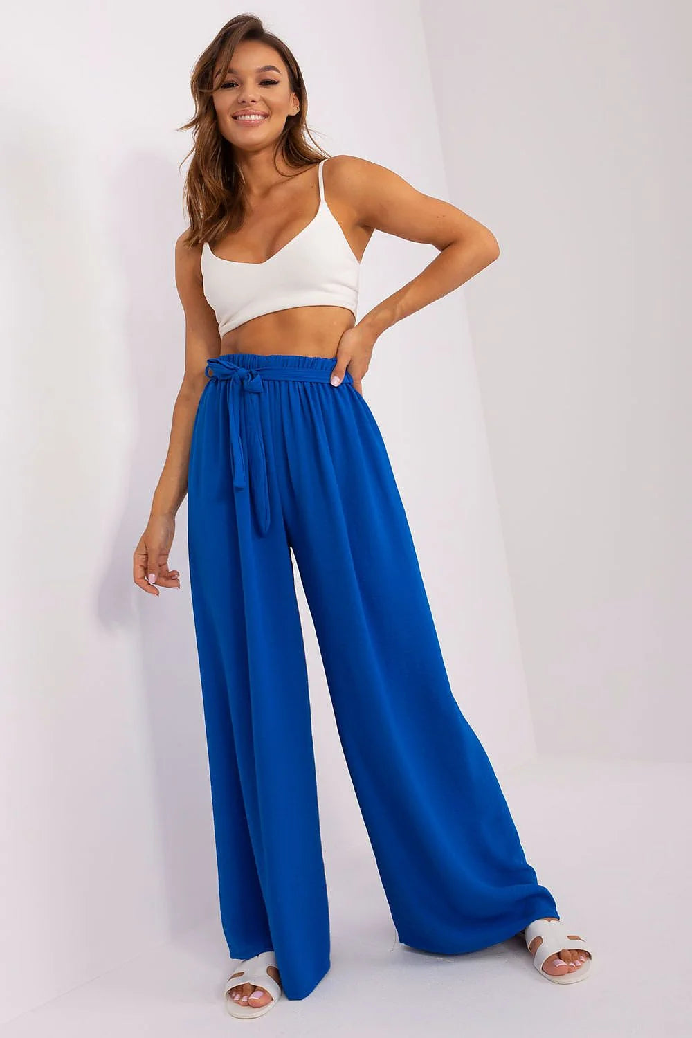 Pantalon femme été large taille haute elasthanne polyester cropped top blanc sandales blanches Och Bella