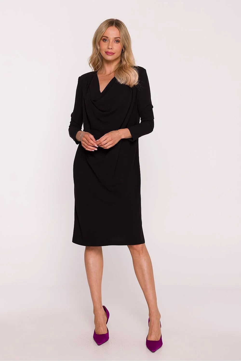 robe crayon midi noire élégante drapée asymétrique encolure sensuelle manches longues taille marquée ceinture fine boucle métallique fente latérale fluide