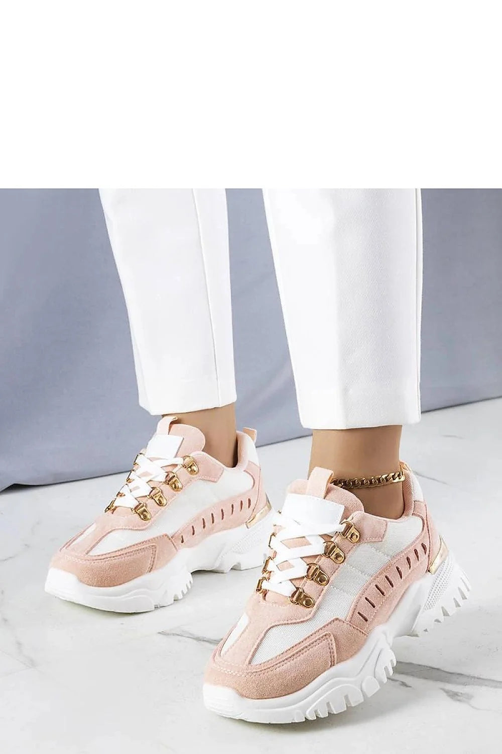 baskets féminines modernes rose pastel sportswear chic confortables lacets blancs œillets dorés semelle épaisse plateforme crantée suède mesh