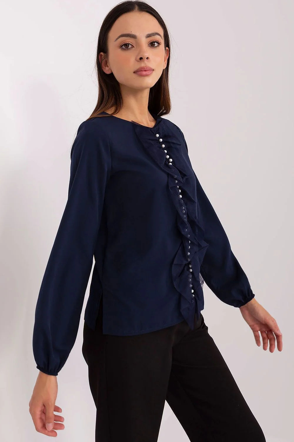 chemisier élégant longueur tissu lisse volant vertical perlé perles encolure ronde manches longues enfilage facile polyester viscose elasthanne confortable polyvalent