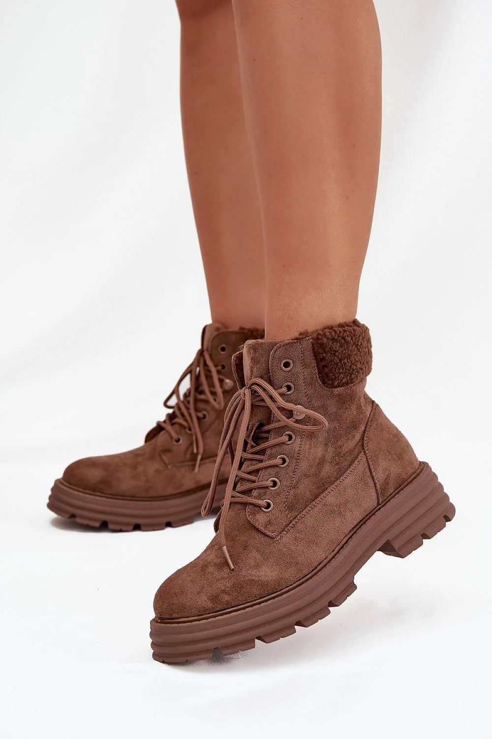 bottines trappeur femme suédine écologique marron col sherpa fourré lacets œillets métalliques tige mi cheville semelle plateforme crantée antidérapante confortable