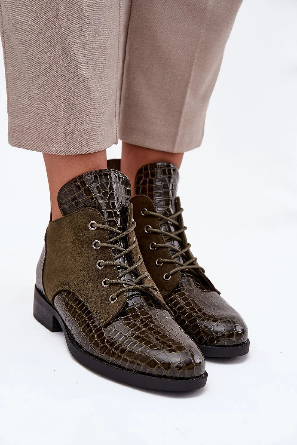 bottines femme cuir artificiel embossé effet croco verni empiècements daim kaki lacets fermeture éclair œillets métalliques talonbas semelle caoutchouc antidérapante
