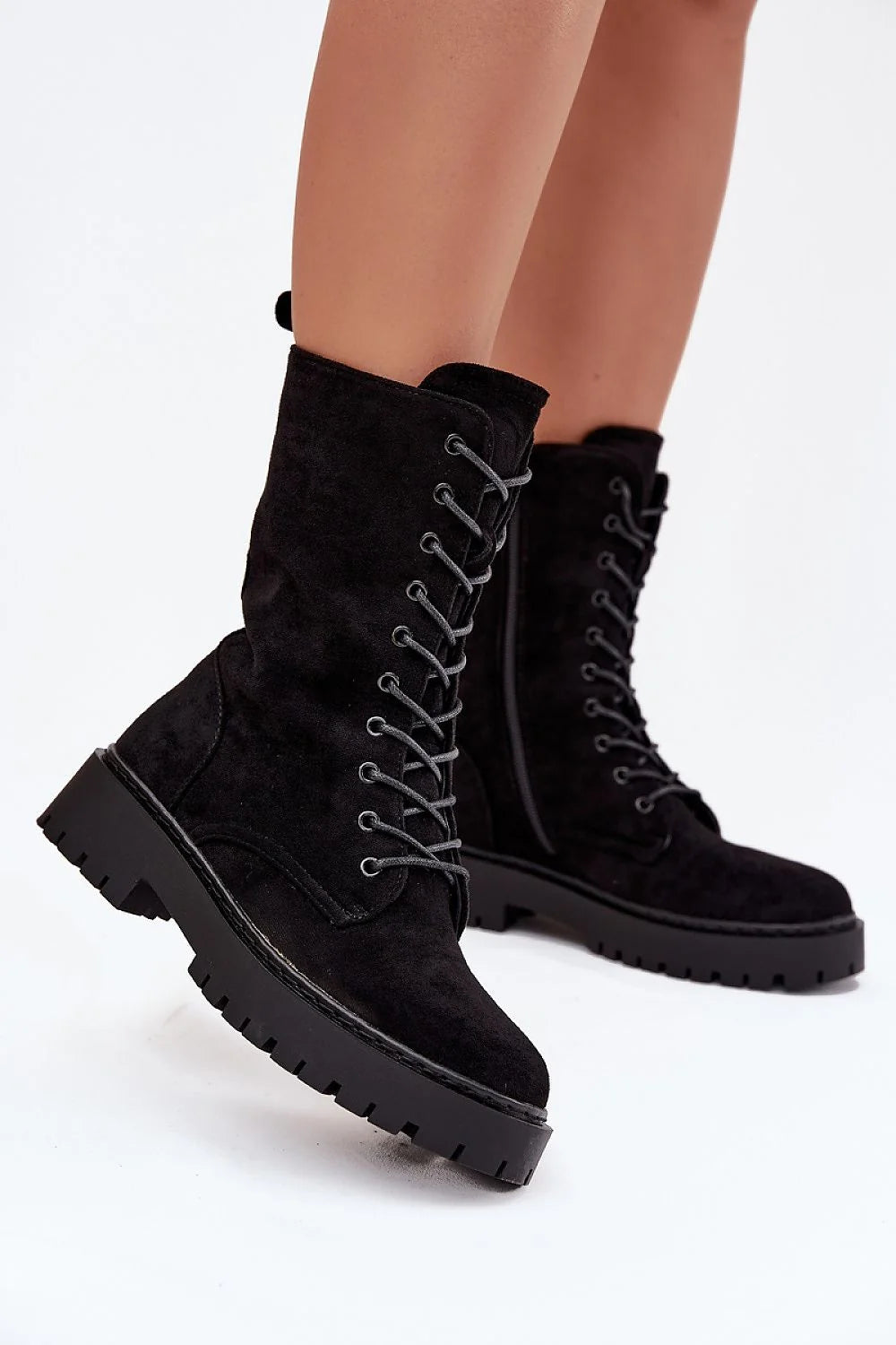 bottines femme workery suédine écologique noire montantes mi mollet bout arrondi laçage œillets métalliques semelle crantée caoutchouc antidérapante