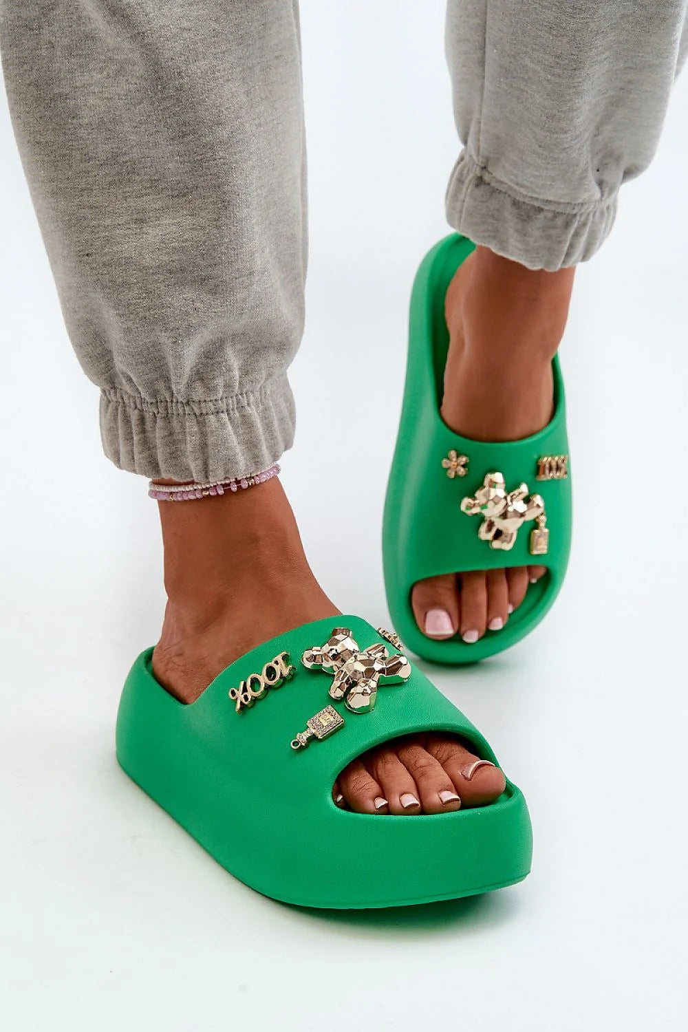 Sandales femmes design moderne audacieux couleur verte vif semelle épaisse 5.5 cm decorations métalliques dorées ourson flacon 100%