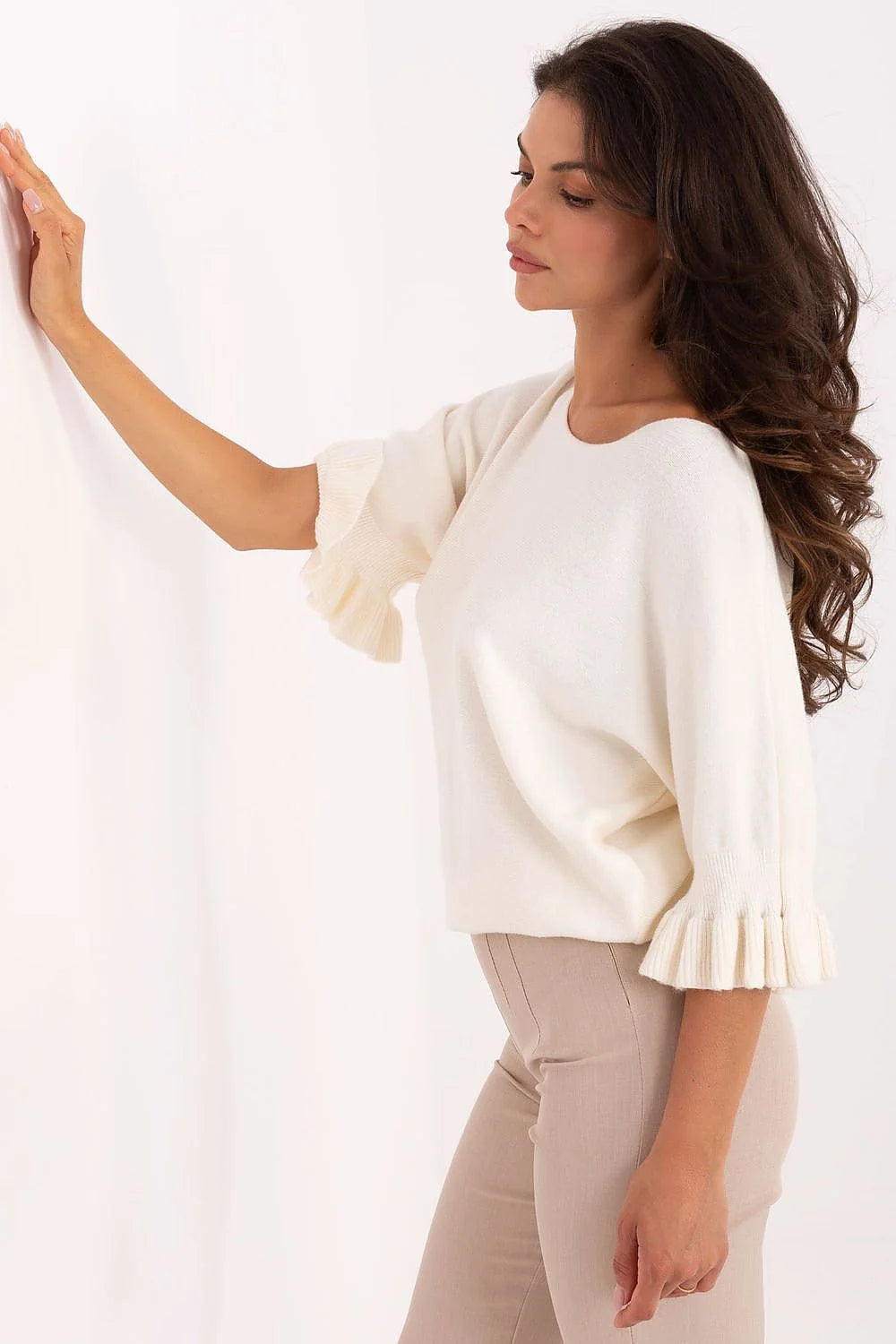 pull femme maille fine écru encolure ronde coupe ample boxy manches trois quarts volantées viscose polyester nylon légère