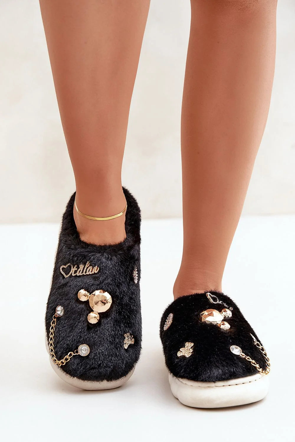 Pantoufles en fausse fourrure noire pour femme, design métallique, strass, semelle blanche, luxe décontracté, confort intérieur, style tendance
