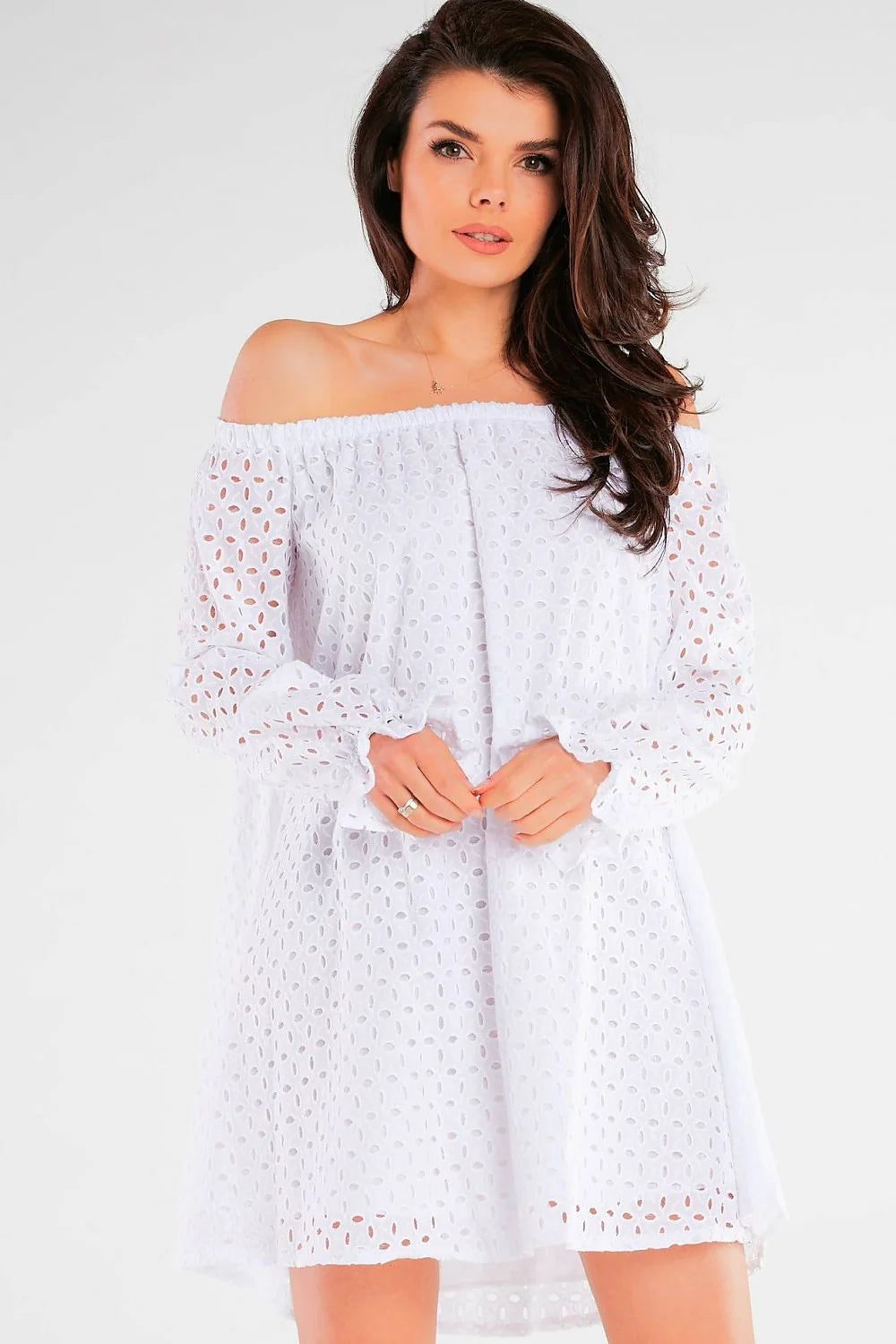 Robe off-shoulder broderie anglaise noire longues manches 100% coton femme élégance moderne style bohème