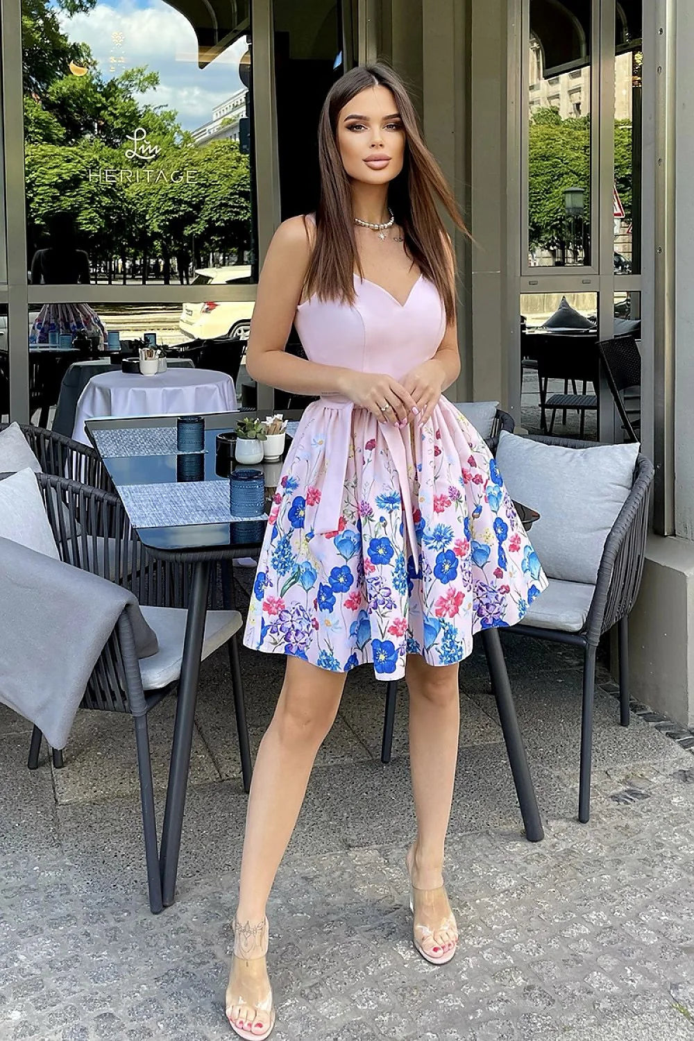 Robe de cocktail élégante fleurs teintées décolleté cœur bretelles fines polyester viscose tailles 32-38