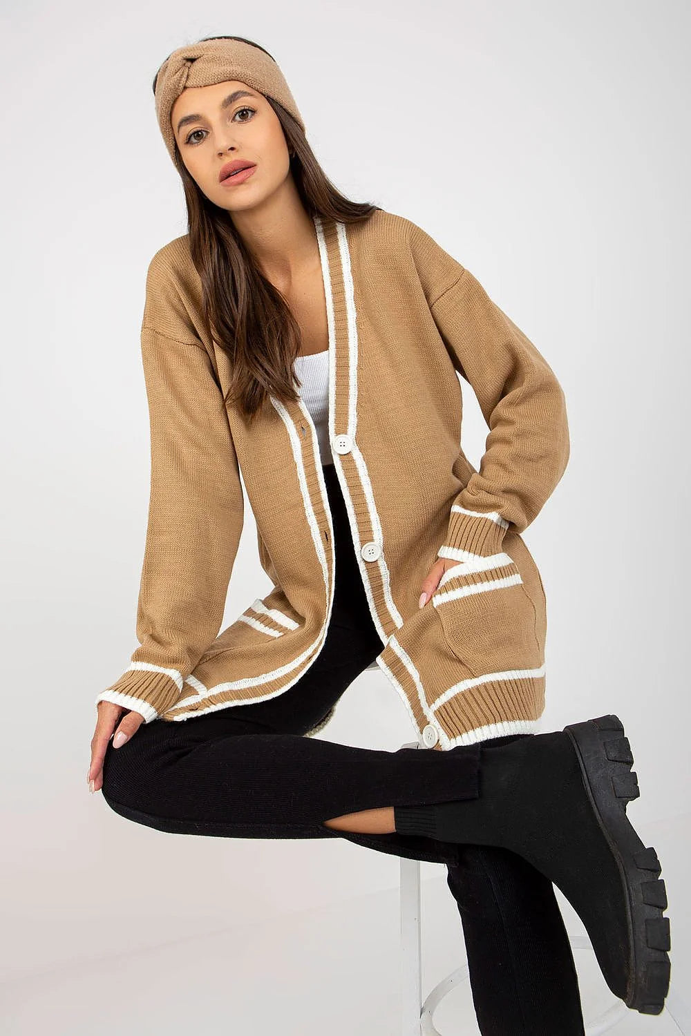 Cardigan long oversize femme couleur verte contrastes blancs manches longues boutons blancs poches latérales
