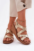 Sandales pour femmes élégance design moderne compensé doré lanières entrelacées boucle ajustable semelle naturelle cuir artificiel