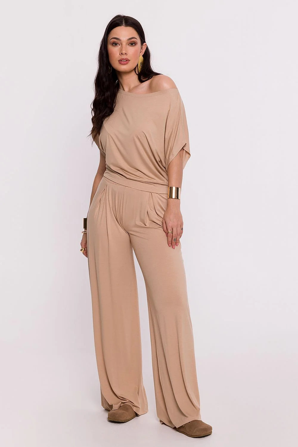 chemisier asymétrique encolure bateau épaule dévoilée manches troisquarts chauvesouris jersey doux viscose élasthanne fluide ample beige minimaliste polyvalent élégant confortable