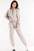 ensemble survêtement femme beige athleisure sweat demi zip col montant manches tombantes élastiquées pantalon taille haute coupe droite molletonné
