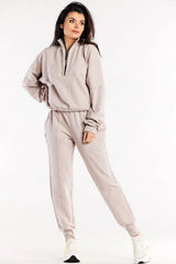 ensemble survêtement femme beige athleisure sweat demi zip col montant manches tombantes élastiquées pantalon taille haute coupe droite molletonné