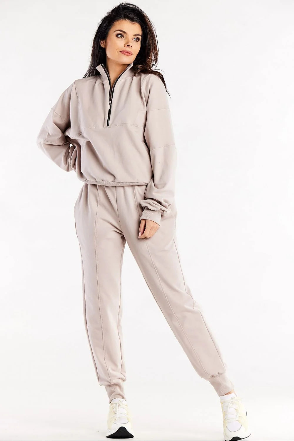 ensemble survêtement femme beige athleisure sweat demi zip col montant manches tombantes élastiquées pantalon taille haute coupe droite molletonné