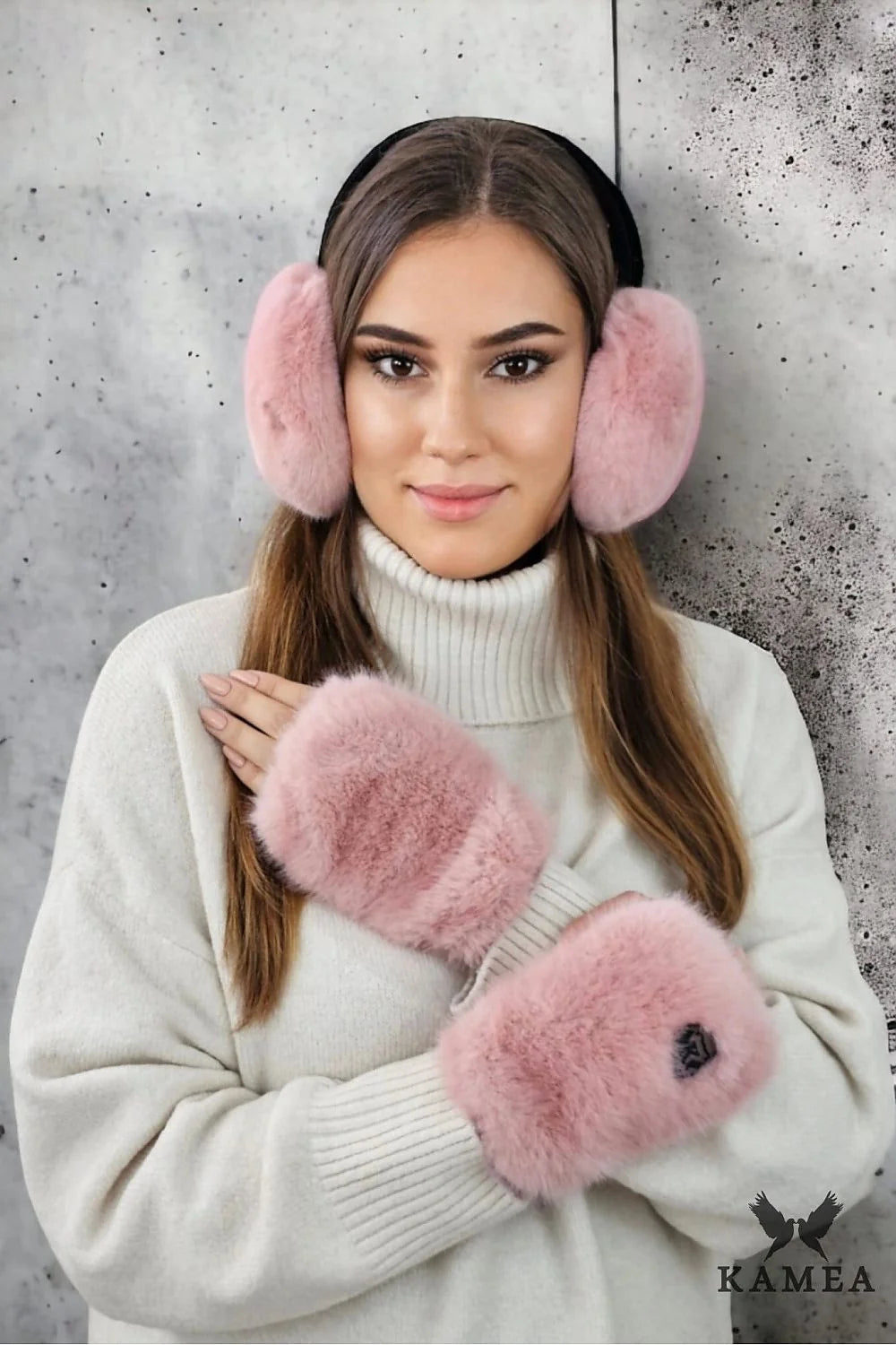 oreillettes manchons peluche rose poudré volumineuses moelleuses chaudes douces féminines sophistiquées tendance confortable doublure poignets côtelés
