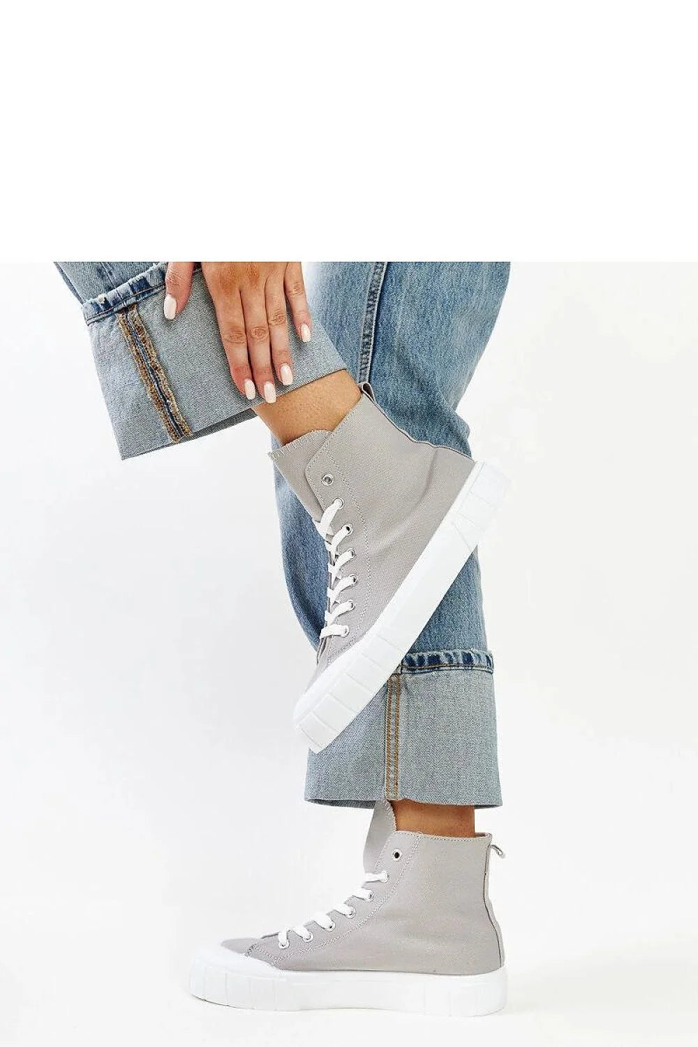 Baskets montantes grises pour femmes design moderne confortable élégante tendance laces blanches semelle caoutchouc