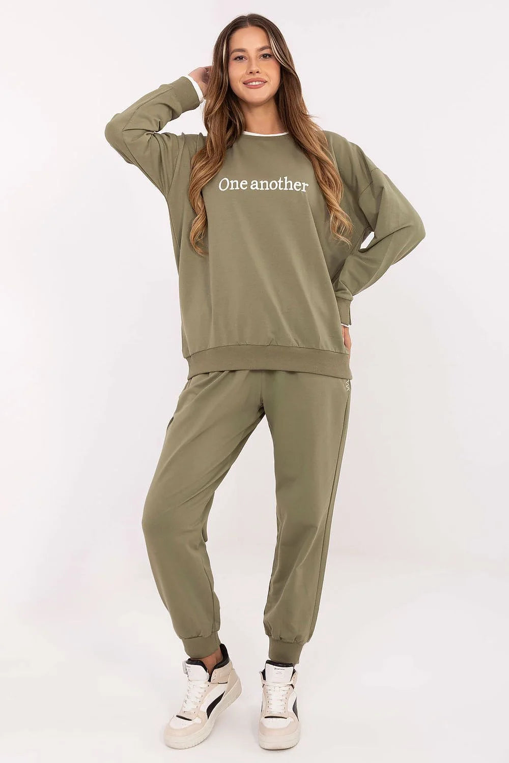 ensemble survêtement femme jogging kaki olive oversize molleton jersey doux confortable sweat broderies slogan taille haute poches latérales poignets élastiques