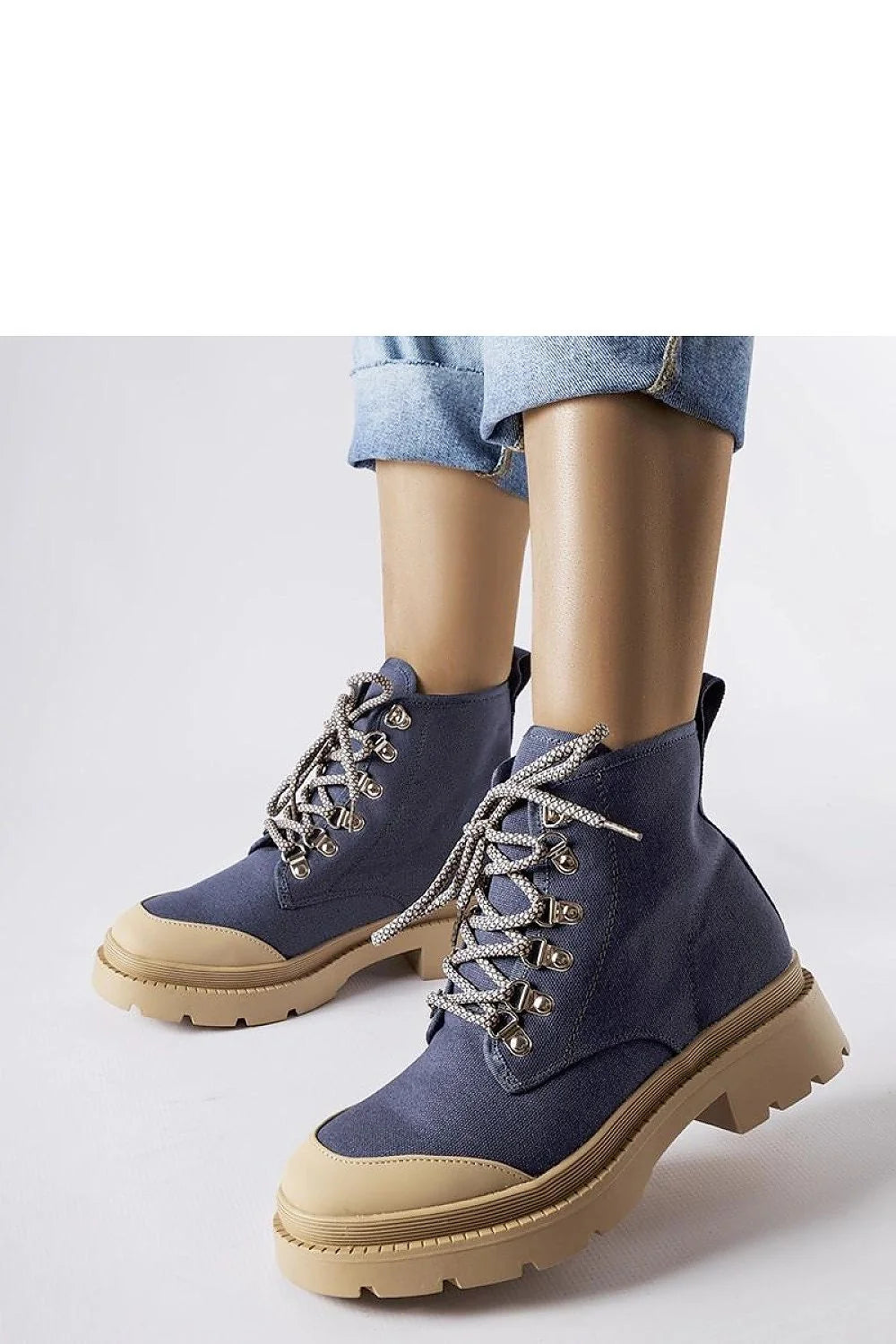 bottines femme casual robuste montantes lacets bicolores denim bleu gris semelle crantée beige embout renforcés oeillets métalliques rembourré confort urbain