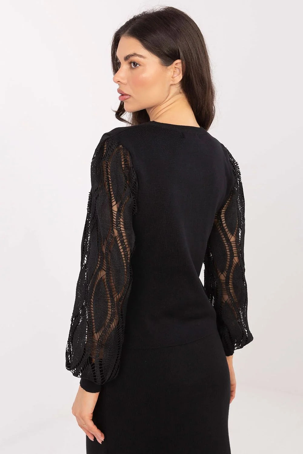pull femme noir maille col rond manches longues bouffantes ajourées dentelle crochet corps ajusté poignets côtelés viscose polyester