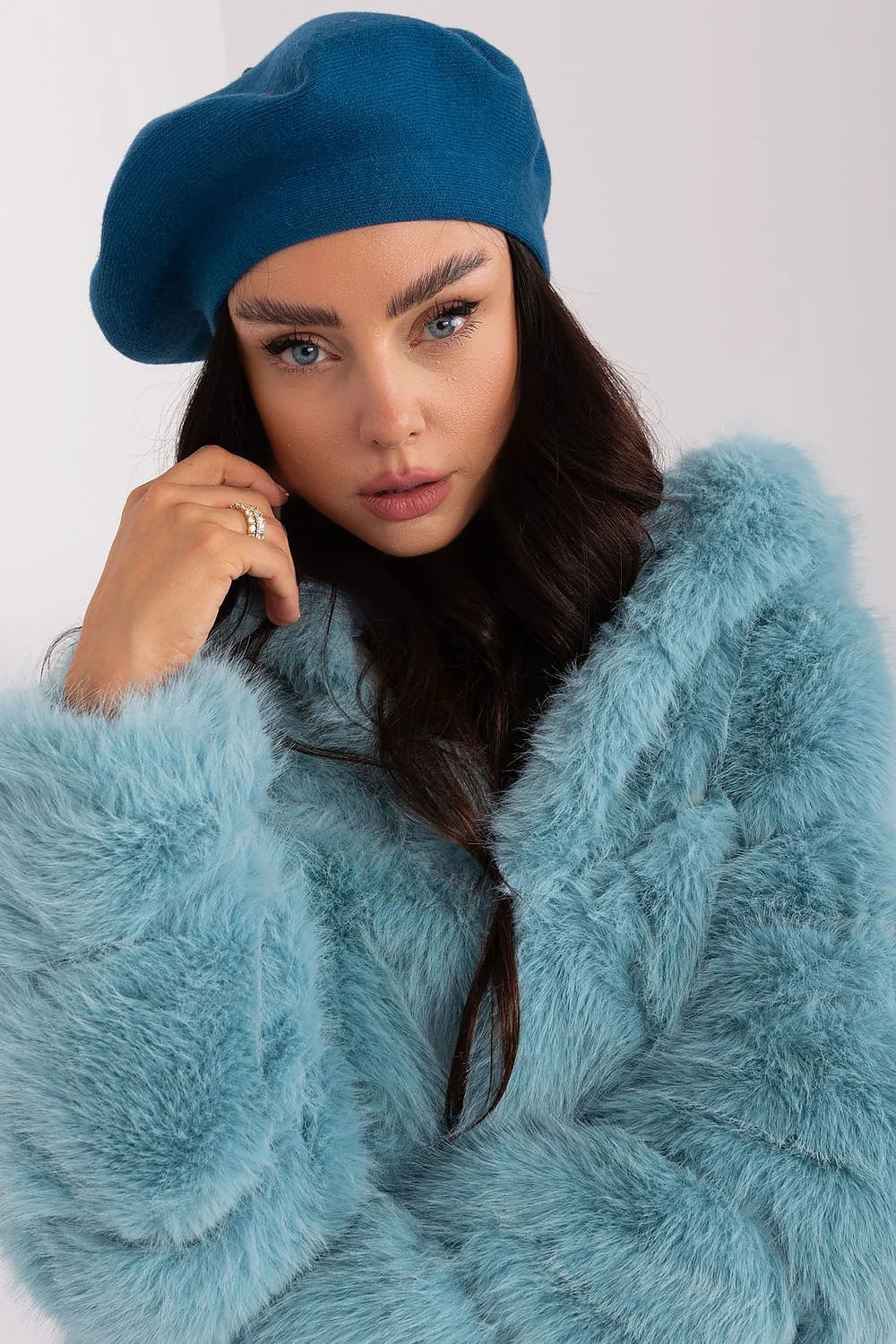 Manteau élégant pour femmes en matière imitation fourrure couleur bleu pâle coupe ample longueur mi-long manches bouffantes col large et doux