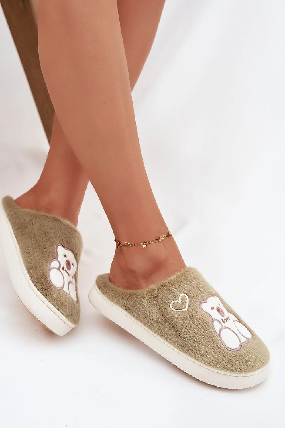pantoufles fourrure fausse femme kaki mules slipon bout ferme motif ours brodé coeur semelle épaisse blanche antidérapante caoutchouc rembourrée moelleux