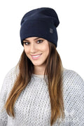 Bonnet femme style slouchy bleu marine matériau doux logo cuir écologique couleur universelle accessoire intemporel