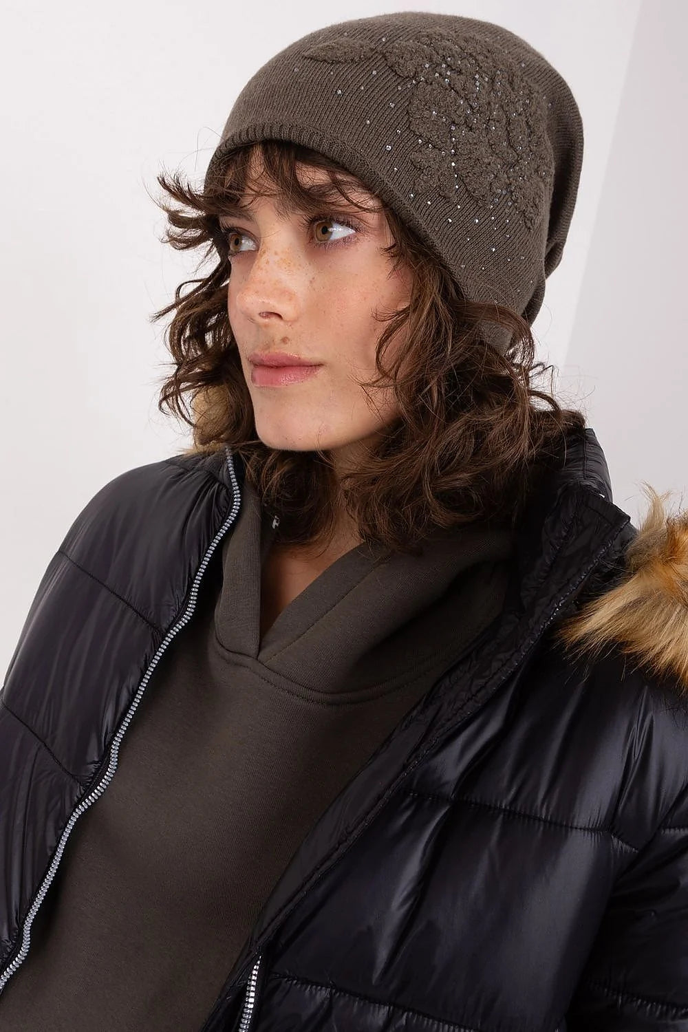 Bonnet d'hiver en cachemire pour femme, style slouchy, détails strass, matériau acrylique-coton, couleur marron taupe, élégance et confort