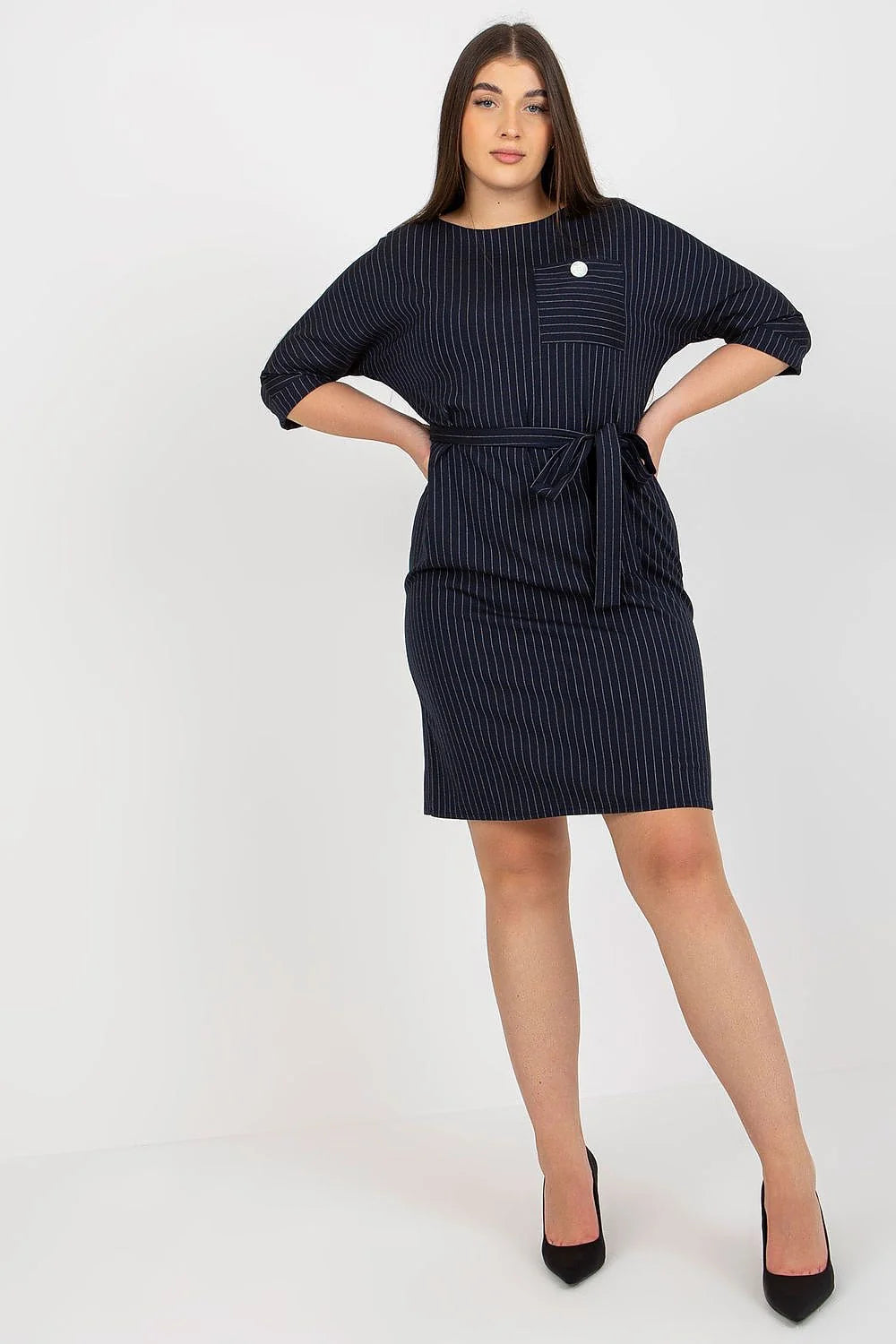 Robe taille plus rayures blanches sur fond noir coupe crayon manches 3/4 encolure bateau ceinture amovible